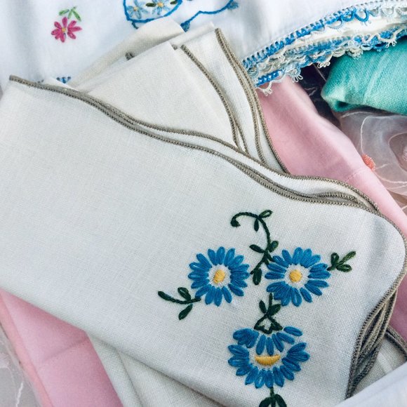 Vintage Hand Embordered Pillowcases Napkins and Table runner. - Picture 4 of 10
